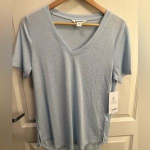 009 NWT ATHLETA Breezy Scoop V Tee.  Size medium.